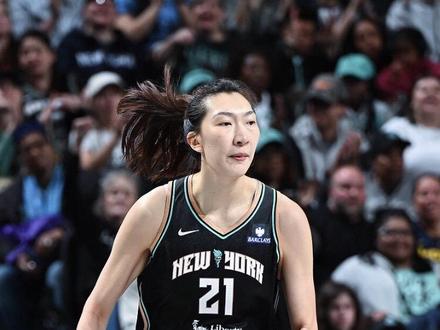 训练营合同作废?韩旭重回wnba首秀这么打球!场边队友坐不住 #韩旭 #wnba #女篮 #用篮球表达心情 #篮球