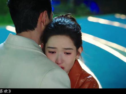 林欢儿为救“纸片人世界”跪求跨年夜求婚,真相太虐 #突然的喜欢 #陈星旭 #王玉雯 #电视剧解说 林欢儿得知若不在千禧年前让高海明求婚,他所在的“纸片人世界”将彻底崩塌。她含泪请求跨年夜求婚,而不知真相的高海明只觉甜蜜突然。与此同时,高母梅韵之经历肿瘤虚惊后毅然提出离婚,决心为自己而活;朱梦梦在歌唱集训中遭嫉妒却以第一成绩反击。当“世界存亡”压在爱情之上,当母亲觉醒照亮儿子前路——这场始于攻略的游戏,终于走到了最残酷也最温暖的十字路口。2000年的钟声,会成为婚礼进行曲,还是世界终焉的倒计时?