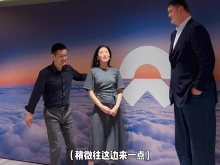 0002号老车主又哭又笑 当0002号“老爷车”去探班ES9时,有种见到了自家孩子打篮球打进国家队的感觉!#蔚来 #蔚来ES9 #蔚来ES9正式上市 #王奕芝 #王屹芝