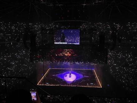 前奏一响,感觉回到曾经那个憧憬着轰轰烈烈爱一场的小女孩,眼泪莫名的掉下来,听着歌想的却是二十年前的自己,时光啊!#f4演唱会 #言承旭