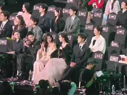 感觉今年星光大赏最遗憾的就是赵露思和白鹿居然没坐一起#娱乐