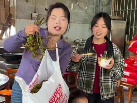 大姑姐和阿艳从山上摘了好多蕨菜回来,这个春天最好这一口了,直接洗干净过一遍水撕开就用盐来搓,这样子做出来也不苦不涩,简单凉拌就能好吃,你们都是怎么炒这个蕨菜呢?家里人吃都赞不绝口,就连挖机师傅都说好吃!