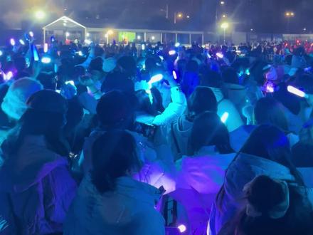 梓渝南京演唱会场外蓝色方阵向红方友好招手#live现场 #人山人海太热闹了现场实拍