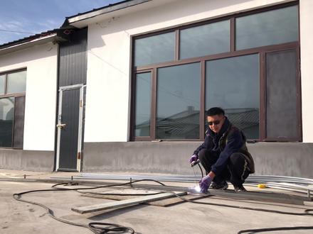 东北版阳光房,煤价涨到1900,花800多弄个大棚,这样暖和多了