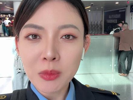 南宁空铁联运天花板!下飞机16分钟飙到市区。谁懂啊家人们!从吴圩机场落地不用挤大巴、不用等出租,直接换乘动车也太丝滑了吧~#vlog十亿流量扶持计划 #空铁联运 #吴圩机场站 #旅行 #铁路张老师
