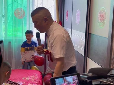 压床🛏❤️陕西省、西安市、长安区周边一带的风俗习惯。新郎新娘一起入洞房以后,由亲戚朋友家的小男孩在婚床上压一下,滚动一下❤️❤️❤️寓意着早生贵子👍👍👍