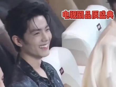 -肖战昨天在电视剧品质盛典上坐了将近五个小时,其实除了前面需要他上台给郑晓龙宣讲,他自己得奖都基本是最后了,中间没必要一直在,但除了必要离开的瞬间,其他时候他都在座位上。
大家都感觉到了他是为了弥补上次粉丝没有看到他太长时间的遗憾,他当时用那么坚定的语气说:“我们下次见!”时,可能就已经想好了,真的是一个说到做到,行胜于言的人🥹
-在2026年3月9日举办的剧耀东方电视剧品质盛典上,《藏海传》成最大赢家,斩获了几个核心奖项,恭喜藏海传横扫一切奖项👍
#肖战台下坐了5小时 #肖战获SMG视帝 #肖战和小飞侠的双向奔赴