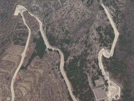 蛟龙雾云洞庙群 位于山东省淄博市博山区石马镇蛟龙村西约1公里的明德山上,西接五阳山。该庙群主要包括雾云洞、寺庙群和天坑等景观。雾云洞是一个石灰岩溶洞,洞内有丰富的钟乳石和石笋,形态各异,极具探索价值。洞内部分区域需要照明,有些地方高不可见顶,有些地方仅能容一人侧身而过,洞壁怪石嶙峋,增添了探索的乐趣。
寺庙群包括文昌殿、观音阁、三皇殿等建筑,这些建筑与雾云洞共同构成了独特的庙群景观。寺庙群掩映在红叶之中,宛如一幅精美的画卷12。天坑位于雾云洞顶,夏秋季节山雨欲来之时,常有云雾从天坑喷涌而出,形成壮观的景象,这也是雾云洞名字的由来。
蛟龙雾云洞庙群是淄博市市级文物保护单位,具有较高的历史和文化价值。游客可以通过导航“雾云洞”到达景区,沿着山路石阶进入庙群,体验这里的自然奇观和人文景观。
#蛟龙雾云洞庙群 #雾云洞 #博山雾云洞 #旅行推荐官 #随拍