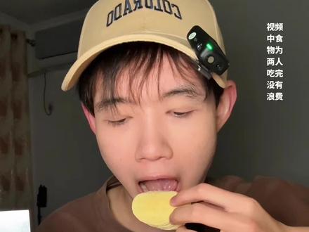 小鸟胃男生深夜爽吃零食局有什么你们喜欢吃的吗🤤 #美食#抖音美食推荐官 #好吃到停不下来 #妈呀太香了 #谁懂这一口的好吃程度