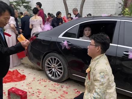 新郎结婚准备上车,转身给岳父跪拜,感谢岳父