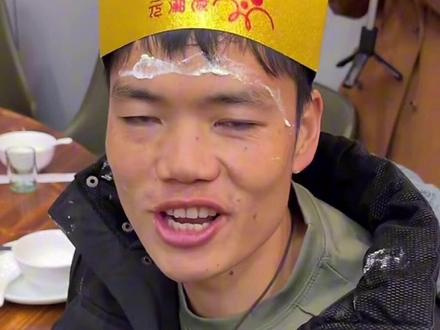 张家界七星山荒野求生决赛,八大冠军🏆齐聚荒野建哥生日会,赛事结束,生活开始,年龄是数字,更是礼物:藏着走过的路,遇见的人,还有慢慢变清晰的自己。#荒野求生 #荒野#荒野老六 #创作者中心 #创作灵感