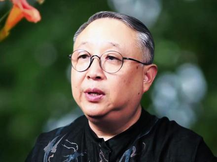 戏台上正唱杨排风,她的孩子再也醒不过来了 😭原著最狠的一刀,剧版没敢拍。#忆秦娥 台上是百战百胜的杨排风,台下是孩子再也叫不应的母亲。#刘毅 那个憨憨的儿子摔下楼,陈彦只写了几行字,冷得像旁观者看了一眼。主角不是台上那束光,是台下摸黑把碎掉自己捡起来的人。#主角 #被删掉的情节 #意难平