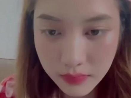 2021年8月15日 freen应粉丝的要求直播并邀请becky加入,但是却忘了回becky的消息……直播中两人轮流吃醋,轮流被调情,bec穿吊带被网友发现并像freen告状,freen“一气之下”到处找棍子……被网友追问喜欢年上还是年下(不管是年上还是年下,只要那个人是对方)……还有每次都被追问的“freenbecky”还是“beckyfreen”(我坚定的认为是freenbecky)……喜欢她们每一次互动,流露的是真情,也是默契。如果你有认真的听她们回答粉丝的问题,其实你会发现,每一个回答她们都有认真思考后再回答,这就是freenbecky一如既往的真诚!(视频来自字母老师,如有不妥,请告知删除,感谢!)