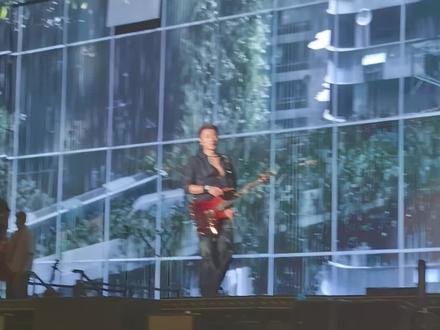 #谢霆锋进化演唱会深圳
尾场最后一首准时下班散场。