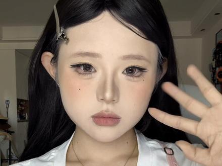 炎炎夏日!超清新的蜜瓜妆来袭!方圆脸的天菜上镜妆容! #晒晒我的春夏宝藏 #motd #谁还没试珠光眼影打底 #新手化妆教程 #方圆脸妆容
原图博主三十三棵果树