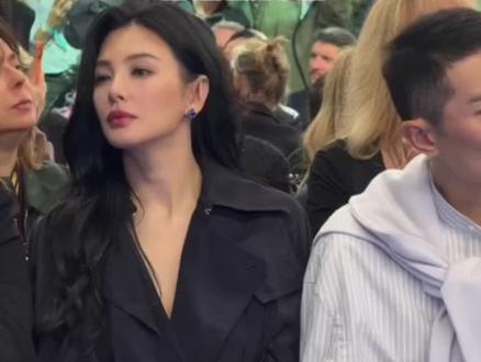 八九年旧账偏赶热度发难,明显是被盯上了 #曝张雨绮被攻击背后有推手 #媒体评张雨绮事件