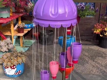 一起来做一个塑料瓶旋转大风铃吧~
一个12升大矿泉水瓶,12个小矿泉水瓶,一把好用的电烙铁,可以再刷上丙烯颜料,电烙铁和颜料在橱窗❤️
#废物利用变废为宝 #手工花盆装饰 #幼儿园环境布置 #如何打造一个小花园 #室内摆件手工制作