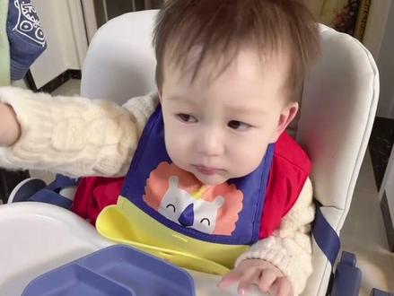 一岁宝宝的叛逆期,摔东西发脾气,这是宝宝的自我意识在发展,妈妈们不用担心