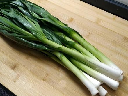 青蒜苗别只会炒,这样做也好吃,开胃又下饭,一大盘不够