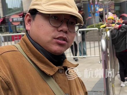 #鸡排哥 “全国寻炸”杭州站即将开炸!队首粉丝小哥专门从上海过来,早上9点就来排队了!