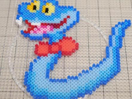 三秒筛豆!拼出超萌像素风小蛇 展示三秒筛豆技巧,用拼豆制作可爱像素风小蛇,过程超有趣。#拼豆 #拼豆图纸 #拼豆教程 #益智玩具 #儿童玩具