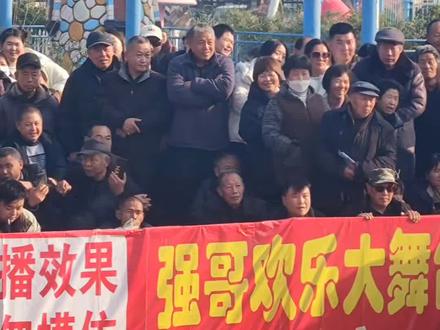 冬日阳光下的摔跤运动#