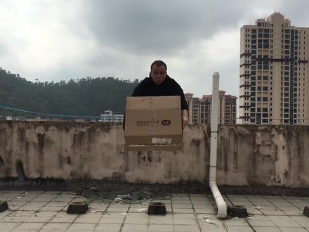 特效教学,像黑脸小哥哥那样的跳纸箱。有爱好者几乎天天来问这个效果怎么做的,可见这个效果的精妙