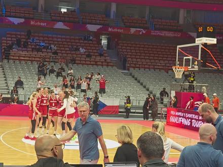 #女篮世界杯 #捷克女篮 捷克女篮战胜巴西女篮。捷克女篮个个肤白貌美大长腿,与其称之为篮球队,我更感觉她们像模特队。😀😀😀#篮球现场