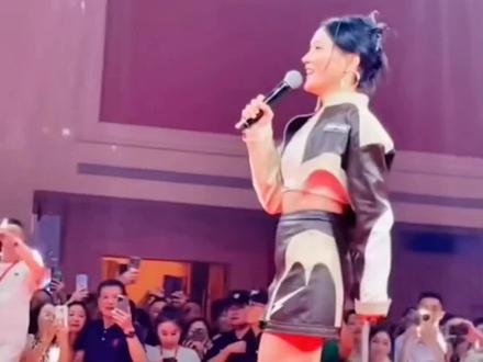 庄心妍现场直击演出现场视频 音乐现场气场全开活动现场人美歌甜