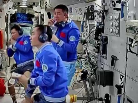 专家:神二十返回舱玻璃裂纹为不足1毫米空间碎片撞击导致 #神二十