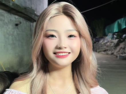 今天二舅娘给我画的妆好漂亮,我好喜欢