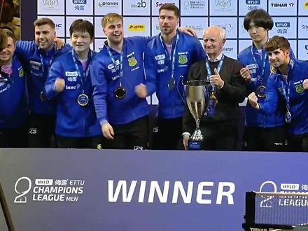 🏓【欧冠樊振东】欧冠冠亚军颁奖仪式~萨尔布吕肯如愿蝉联欧冠联赛冠军🏆。樊振东、达科、弗朗西斯卡、约内斯库、莫雷加德及教练王志为这只队伍走进决赛,夺得冠军立下汗马功劳~比赛有输输赢赢,但队伍的凝聚力绵延不绝~更要感谢法国的勒布伦兄弟,他们使得赛事更加精彩,使萨尔队的冠军更名副其实~祝贺樊振东及萨尔队~#樊振东#莫雷加德#弗朗西斯卡#达科