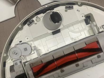 米家免洗扫拖机器人2Pro内部传感器异常
云南丽江用户寄来维修米家免洗扫拖机器人2pro。
用户描述机器提示内部传感器异常,通过网络了解到可能是吸尘风机吸水导致损坏。当地没有专业维修扫地机器人的店铺,寄修感觉不便。
于是自行购买了吸尘风机拆机更换,换了之后测试故障依旧,所以只能寄修解决。
收到拆机首先确认用户自己购买的风机并非原装风机,其次确认主板风机驱动电路已经损坏,所以需要修复电路更换正确的风机才能解决。
目前扫地机器人不同品牌不同型号之间的配件不通用,用户自己研究的时间成本和试错成本并不低,所以专业的事情最好还是交给专业的人去处理可能更好一些。#米家扫地机器人维修 #小米扫地机维修 #米家免洗扫拖机器人2pro #米家扫拖机器人内部传感器异常 #小米扫地机器人风机异常