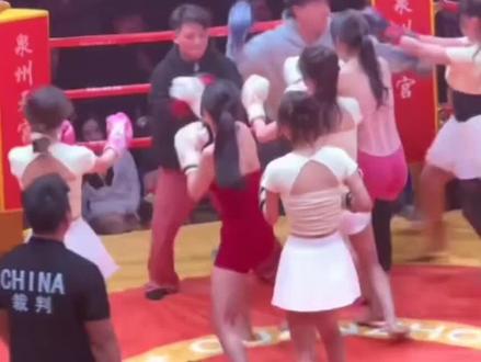 泉州天宫酒吧男女混打拳击大赛混进来一个铁血战神。辣手摧花毫不留情,眼里只有对二十万奖金的渴望没有任何儿女情长情情爱爱!#天宫酒吧 #美女拳击 #拳击 #拳击比赛 #泉州天宫酒吧