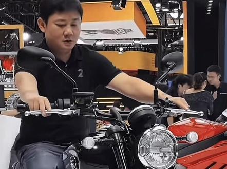 张雪机车 600V复古巡航
小道消息 2月9日 在直播间亮相!
#张雪机车 #张雪600V #复古巡航