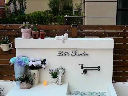 低成本自制花园操作台完整版全过程🏡
很多宝宝喜欢我家的操作台,今天就来给大家分享我家操作台的自制完成版的全过程啦~
操作台是红砖砌的
用了350块红砖 2袋水泥 8袋沙子
砖砌成本:299
防水是和花池一起用的 操作台用了一袋
刷的户外拉毛漆 用了20斤
底漆和罩面漆也是和院墙花池一起用的
刷漆成本:142
陶瓷马赛克两个洗手池都贴了花费:110.88
操作台的木门是装围栏的废料让木工师傅帮忙打的
合页把手花费:50.08
砌操作台的时候提前画好手稿图纸方便给师傅看
刷漆也没有什么技术含量,完全可以自己上手
喜欢的宝宝们真的可以试试呀~
#抖音好家大赏 #抖音家速计划 #宝藏生活家企划#庭院洗手池 #小院改造