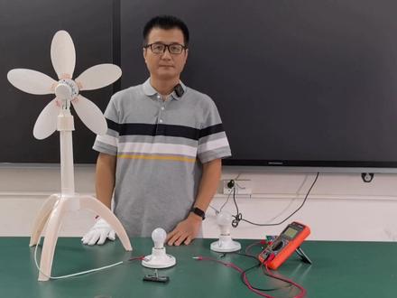 闭合电路欧姆定律之风扇与灯泡 用风扇发电可以驱动额定电压220伏、额定功率9瓦的灯泡发光,但是却无法驱动额定电压3.8伏、额定功率1.14瓦的小灯泡发光,令人感觉十分的反常。但是如果学过高中物理的《闭合电路的欧姆定律》就知道,电路中的电压关系还与电阻有关。风扇的内阻大概是1000欧姆,小灯泡常温下的电阻大概是2欧姆,如果将风扇与小灯泡串联,充当电源的风扇由于内阻太大,造成内压太大而外压太小,外压大概只占到电动势的千分之二。比如风扇发电的电动势是60伏,小灯泡其实只能分得0.12伏的电压,所以不能发光;而220伏灯泡的电阻达到5400多欧姆,电阻很大,与风扇串联可以分得很大电压,所以可以发光。