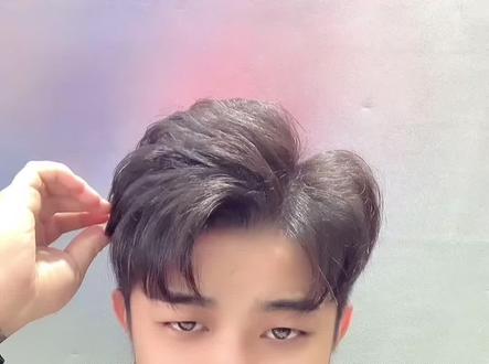 男生额头偏微高的,可以试试这一款,三七分发型,#男生造型教程 #三七分发型 #男士造型 #热门 @抖音小助手