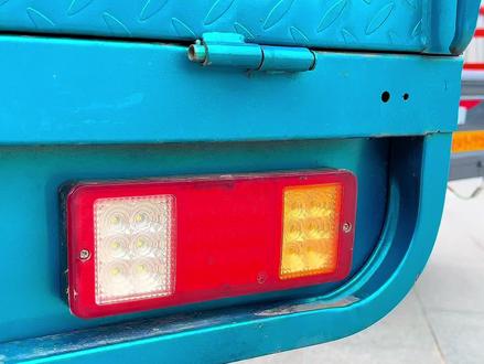 三轮车尾灯坏了再也不用去修理店了