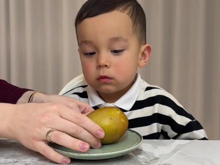 给肉丸子一个比利时梨不让他吃,他会有啥反应?