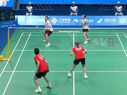 11月20日,在第十五届全国运动会羽毛球混双决赛中,浙江队郑思维/黄雅琼战胜湖南队周志宏/魏雅欣,在谢幕之战收获他们的全运会首枚金牌。在比赛结束后,郑思维和黄雅琼送出自己的球拍。#2025全运全 #媒体精选计划 #郑思维 #黄雅琼