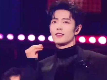 肖战跨年压轴掀数据狂潮 1.1亿微指创改版后艺人最高纪录
2026年1月1日,肖战登东方卫视跨年晚会压轴献唱,直接引爆全网热度,其微信指数单日峰值冲破1.1亿,创下微指改版后的艺人最高纪录,断层甩开第二名至第十名总和,稳坐2026年首位微指破亿艺人宝座。
这场表演堪称数据收割机,微指日环比涨幅飙至160.14%,百度指数、抖音指数、微博互动量同步断层领跑;三首演唱曲目拉动东方卫视收视大涨,《得闲谨制》更是拿下全场最高收视份额,上海本地收视率超8.88%。表演后24小时内,肖战抖音话题播放量单日涨4亿,总播放量高达2290亿,断层优势一目了然。
舞台之上亮点十足,观众席超90%区域的红海应援震撼全场,被同行演员实名夸赞;即兴学上海话口误的可爱名场面、零点递话筒帮王安宇救场的暖心举动,接连催生多个热搜;三大视频平台跨年直播封面全被他的C位造型承包,话题阅读量单日破亿。
这份亮眼成绩,是肖战流量与实力的双重印证。2025年《藏海传》火遍190国、电影票房破10亿的作品底气,叠加舞台上全开麦的稳扎表现,让他收获粉丝与路人的双重认可。即便有少量数据争议,也丝毫挡不住肖战的热度锋芒,跨年首战便以断层之姿,续写顶流传奇。
#肖战#跨年舞台#东方卫视跨年晚会 #肖战的舞台