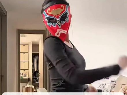 #川剧变脸 的机密被一网友女朋友泄露发在网上了,大家抓紧去学习#川剧变脸女生 #川剧 #成都周边游