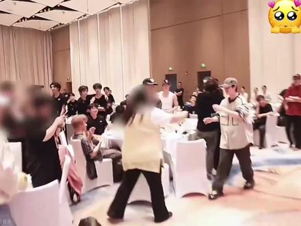 卧槽丁程鑫在时代峰峻年会上发了66666的特等奖红包!这下丁程鑫真的是全时代峰峻的偶像了吧🥺#丁程鑫 #安利丁程鑫 #丁程鑫内娱颜霸