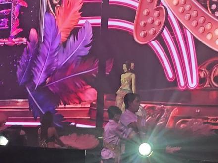 赵露思演唱会泰语歌来了
#绝美演出现场 #赵露思演唱会