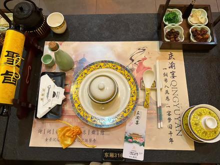 📍重庆庆渝宴
1、有什么不懂或者有疑问的可以直接问在线客服或者打电话,预算充足的尽量选一二排,没有柱子遮挡,观感比较好,第三排的话位置要选好
大家最最最感兴趣的龙椅舞,团购也有,我那天是有限人数的,一场四个人,可以提前买,然后打电话问客服要怎么约
2、有需要妆照的美女可以约,我们时间比较赶没有约,是要钱💰的
3、小孩子超过一定高度需要预约座位,成人的价格-70就是小朋友的费用
4、比较小的小朋友不用预约座位,是跟成人一起坐的
5、当天有生日可以提前说,有礼物🎁以及长寿面,还有一个小环节
6、宴会结束后旁边有个永乐集市可以拿上入场券及铜钱带小朋友玩游戏,一个人限兑一个小礼品,30枚铜钱兑换一把扇子,50枚兑换一个发簪
个人觉得有去旅游对表演感兴趣的可以去,菜品一般,不用单为了这个去一趟,现在很多地方都有类似的,上菜有点无序,不是末尾的座位反而有些菜是最后一个上的,总体的体验👌,就是后来发现自己买贵了,要每个平台看看哪个便宜就买哪个#山城重庆 #庆渝宴 #龙椅舞 #舞蹈表演