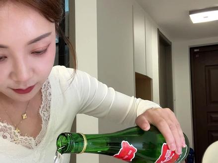 如果大家都幸福 那么这深夜的酒谁来喝#喝酒 #日常分享 #微醺时刻 #酒蒙子的日常 #喝酒的不一定是坏女人