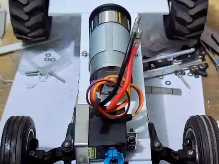 制作狂——自制遥控拖拉机舵机已经安装完毕,电机也装上了。#拖拉机