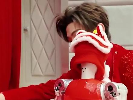 #春晚后台的显眼包 为什么每个嘉宾的反应都这么萌,一时分不清谁是显眼包#丁禹兮#白鹿#李昀锐#春晚