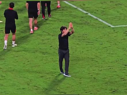 成都蓉城主帅,徐正源正式离任! 赛季结束,面对新约中的限制与约束,
徐正源最终选择暂停谈判,放弃续约。
他要的不是更高薪水,而是基本的执教尊重和决策空间。#实况足球手游 #易球成名计划 #实况足球online #成都蓉城